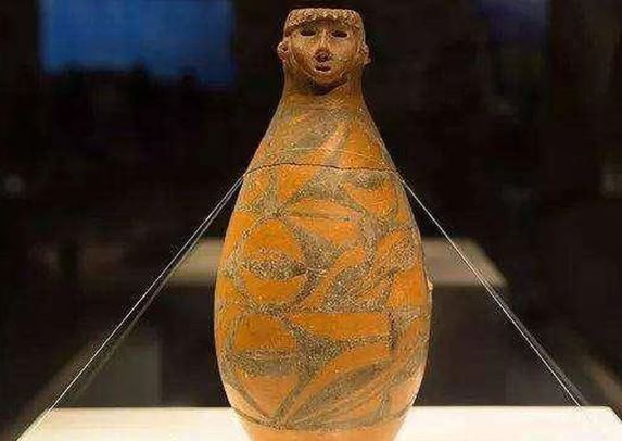 Lão nông đào được chiếc bình hình mặt người và vứt xó bếp, chuyên gia cho rằng bảo vật quốc gia