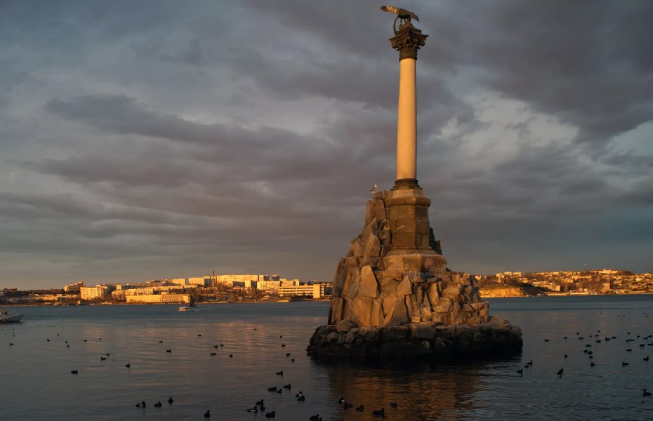 Ukraine tấn công Sevastopol bằng UAV trên không và trên biển