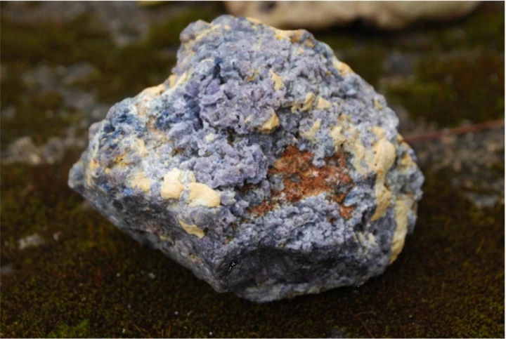 Tảng đá mà nhóm công nhân đào được chính là khối sapphire sao khổng lồ. (Ảnh: Dailymail)