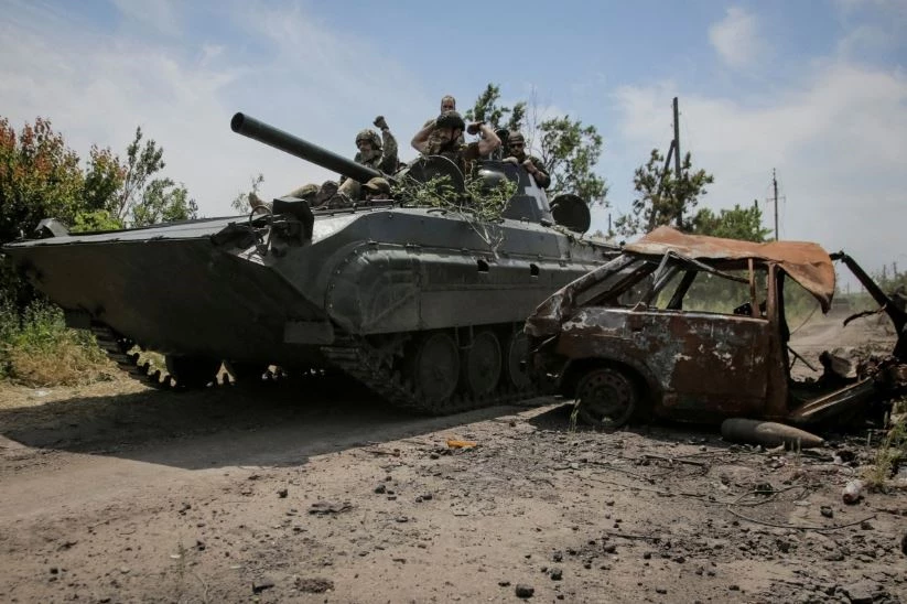 Quân đội Ukraine lái xe chiến đấu bộ binh BMP-1 ở làng Neskuchne, Donetsk. Ảnh: Reuters.