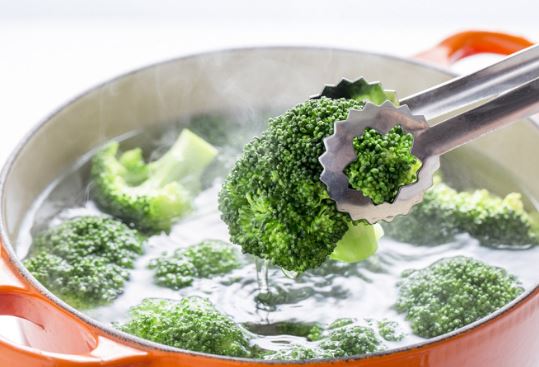 Luộc rau đừng chỉ cho mỗi muối, thêm thứ này vào rau luộc ngon giòn, xanh tươi