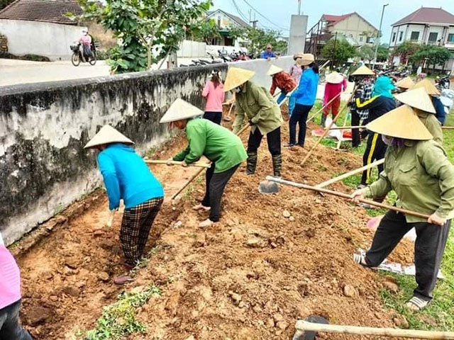 Góp sức dân để xây dựng nhà văn hóa xóm ở các xã, tạo môi trường vui chơi lành mạnh cho các cháu thiếu niên nhi đồng.