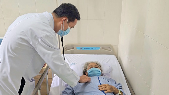 Cấp cứu thành công bệnh nhân 77 tuổi, đường huyết gấp 8 lần bình thường