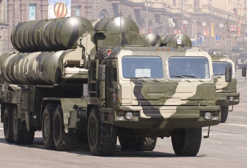 Tên lửa Kinzhal gắn ở bụng tiêm kích MiG-31. Ảnh: Kremlin.