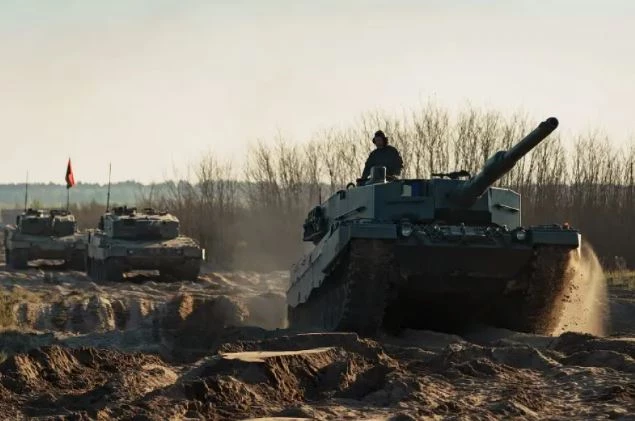 Quân đội Ukraine huấn luyện sử dụng xe tăng Leopard 2. Ảnh: Getty Images.