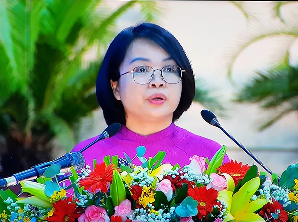 Bà Phan Thị Tuyết Nhung, Trưởng Ban Kinh tế - Ngân sách HĐND TP Đà Nawnngx trình bào báo cáo thẩm tra tại kỳ họp thứ 12 HĐND TP khóa X.