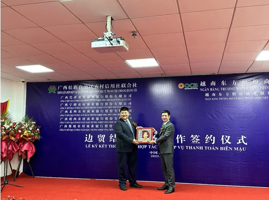 Lãnh đạo 2 bên tặng quà lưu niệm chúc mừng cho sự hợp tác thành công giữa OCB và Khối liên hợp hợp tác xã tín dụng nông thôn khu tự trị dân tộc Choang Quảng Tây. 