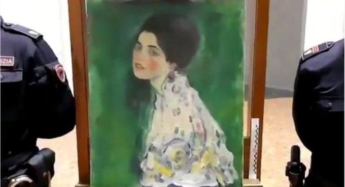 Dọn vườn, người phụ nữ tìm được 'báu vật' giá lên tới 2.500 tỷ đồng 