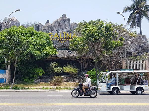 Môt cơ sở dịch vụ từng có tiếng trên tuyến đường Võ Ngyên Giáp thuộc khu vực trung tâm du lịch biển Đà Nẵng, nhưng nay cỏ lác mọc um tùm.