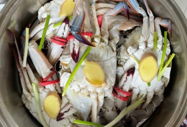 Hấp ghẹ dùng nước nóng hay lạnh mới đúng? Làm sai ghẹ tanh, ăn mất ngon