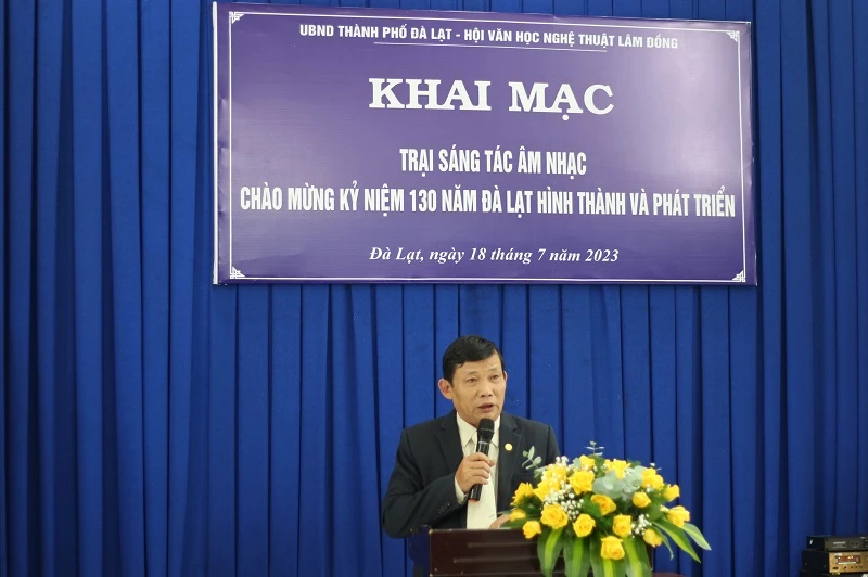 Nhà thơ Dương Thanh Hồng – Chủ tịch Hội VHNT tỉnh Lâm Đồng. 