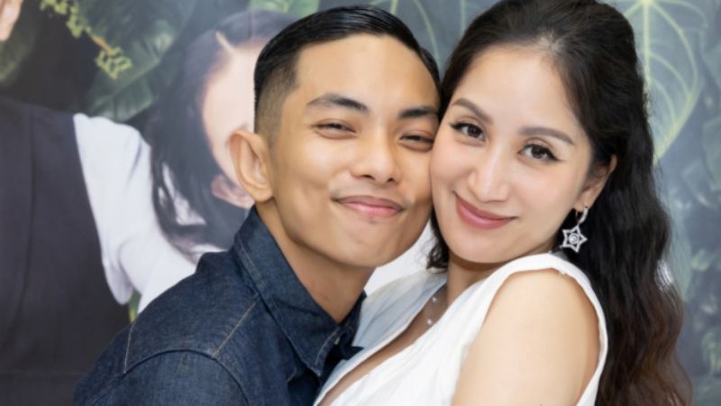 Khánh Thi tổ chức tiệc sinh nhật cho chồng và hai con