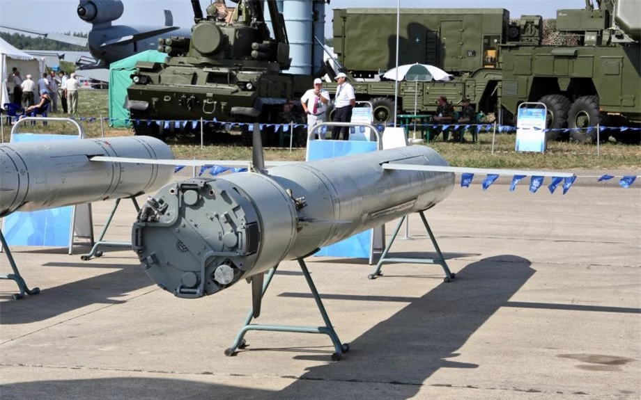 Phiên bản hàng không của tên lửa Kalibr bị cho là quá cồng kềnh để trang bị cho những máy bay chiến đấu kể cả được phân loại là hạng nặng như Su-35S có khả năng mang tải trọng rất lớn.