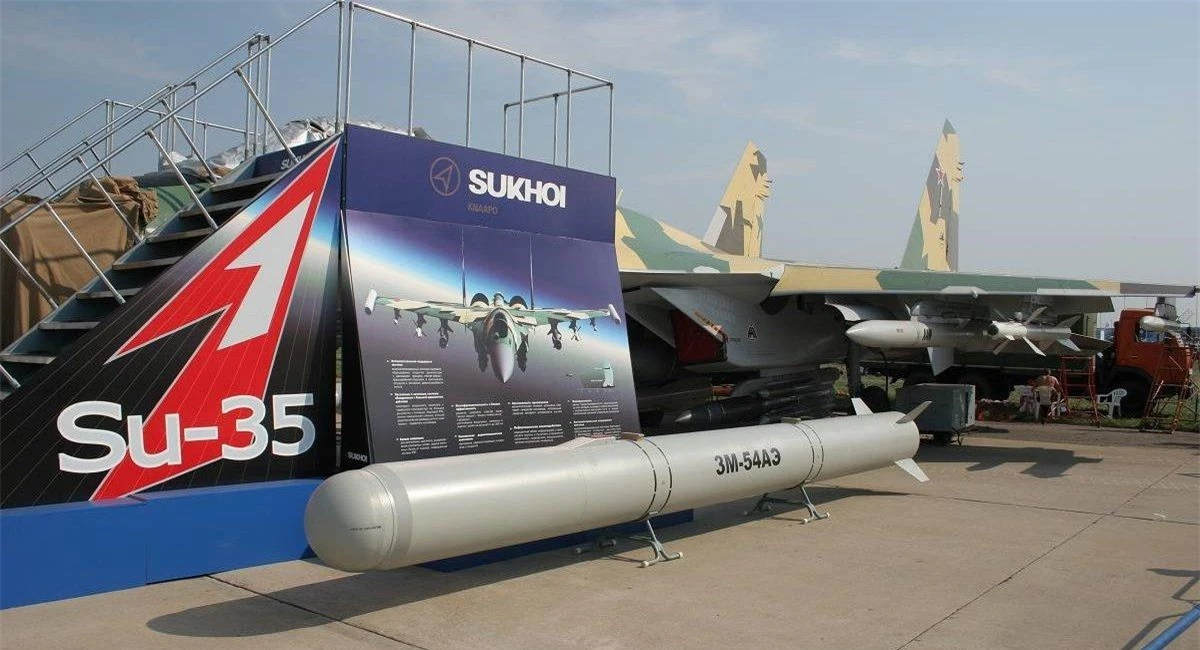 Thậm chí trước khi bị bác bỏ, từng xuất hiện thông tin cho rằng một chiếc Su-35S đã dùng tên lửa Kalibr-A để tấn công mục tiêu mặt đất , từ đó làm nảy sinh khá nhiều nhận xét thú vị liên quan đến vũ khí này.