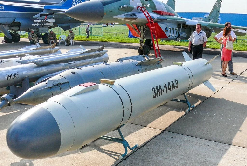 Người Nga bắt đầu thực hiện dự án tên lửa hành trình phóng từ trên không Kalibr-A vào đầu những năm 1990. Các nhà phát triển của Phòng thiết kế Novator dự định sẽ tạo ra tổng cộng 3 phiên bản sửa đổi.