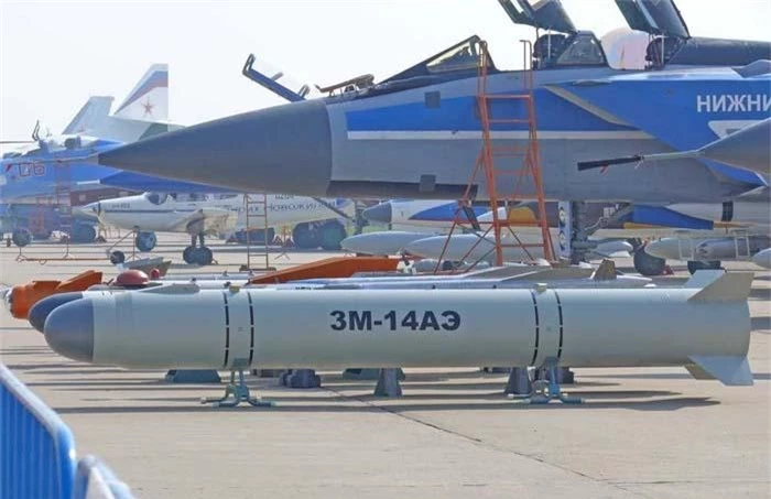 Về đặc điểm và kích thước, những sản phẩm này được cho là hoàn toàn tương ứng với phiên bản hải quân cơ sở của tên lửa Kalibr trang bị trên tàu chiến mặt nước, với định danh Kalibr-NK.