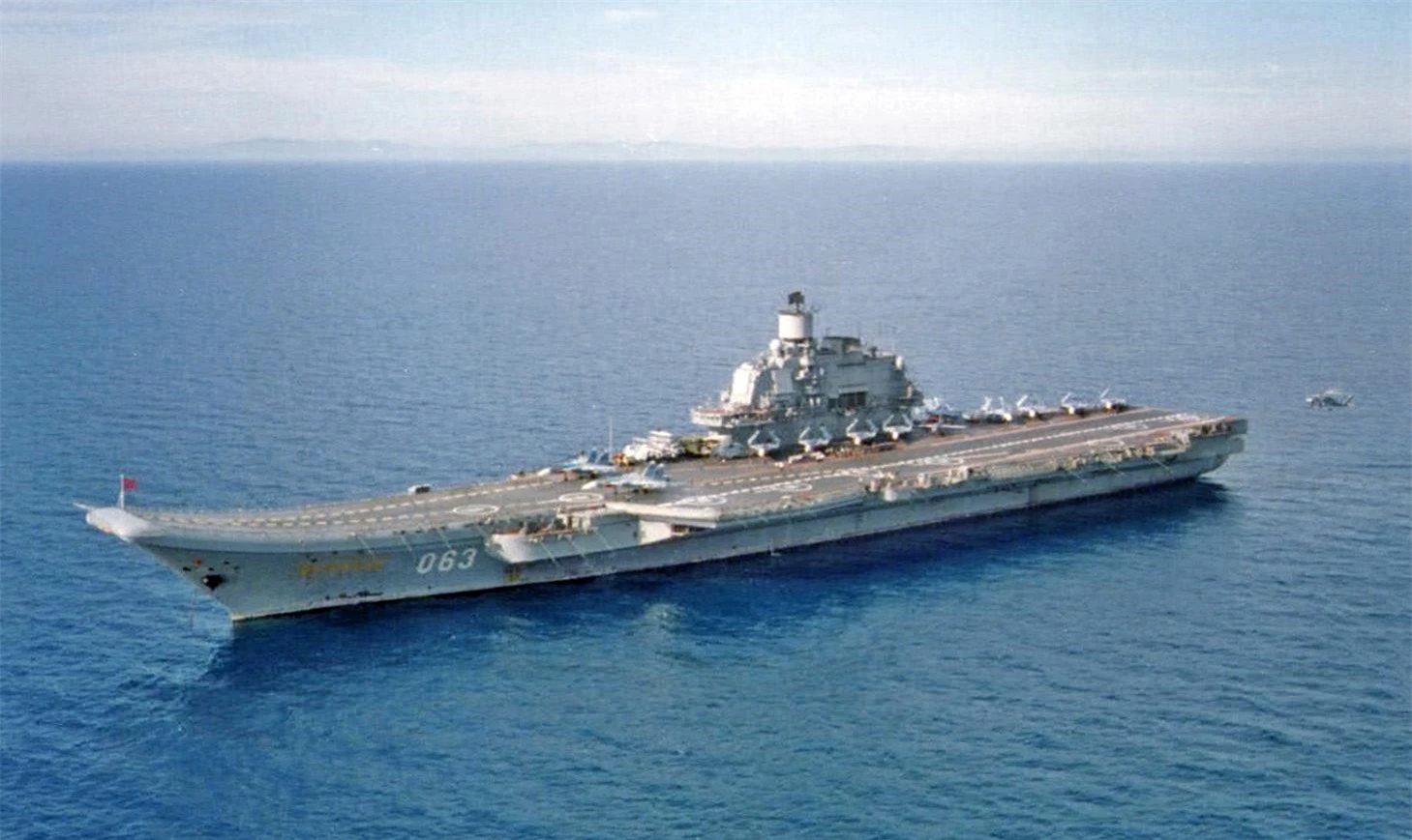 Kể từ khi được đưa vào sử dụng, tàu Đô đốc Kuznetsov gặp nhiều vấn đề. Nhà máy đóng tàu Biển Đen của Liên Xô đã phát triển chiến hạm này để chống lại hàng không mẫu hạm Mỹ trong thời kỳ đỉnh điểm của Chiến tranh Lạnh.