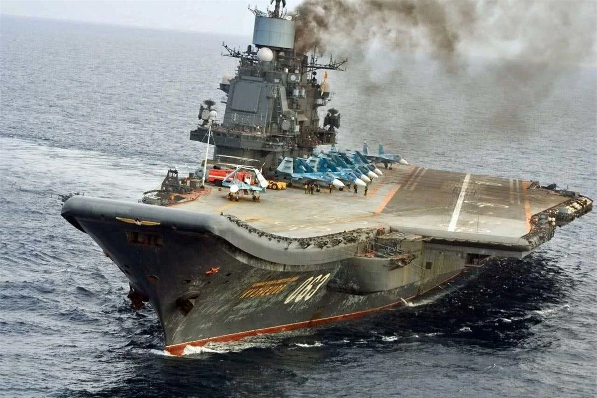Đô đốc Kuznetsov sử dụng động cơ thông thường và dựa vào dầu mazut làm nhiên liệu, điều này khiến nó khác biệt với các tàu hải quân phương Tây thường chạy bằng turbine khí hoặc năng lượng hạt nhân.