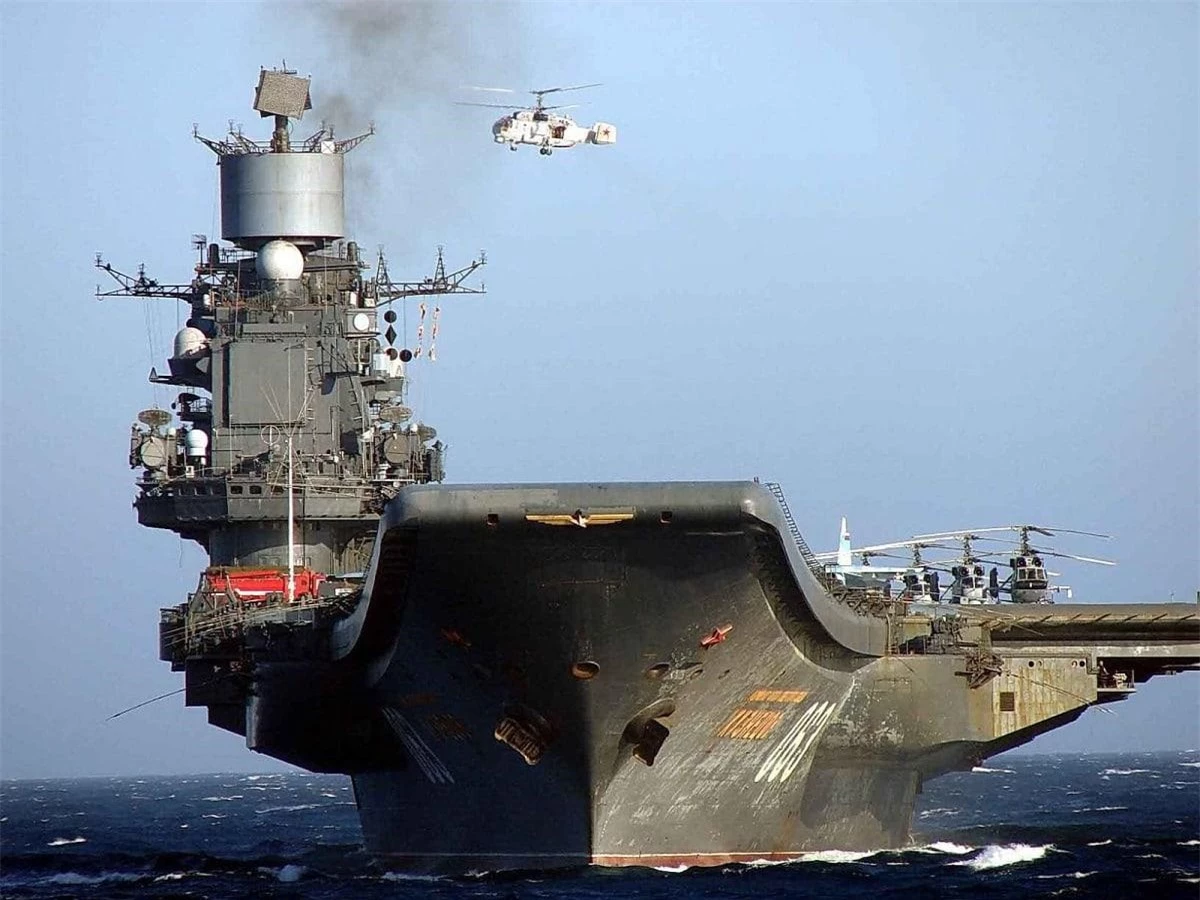 Dầu Mazut tạo nên cột khói lớn mỗi khi tàu sân bay Đô đốc Kuznetsov di chuyển, đây là một điểm yếu.