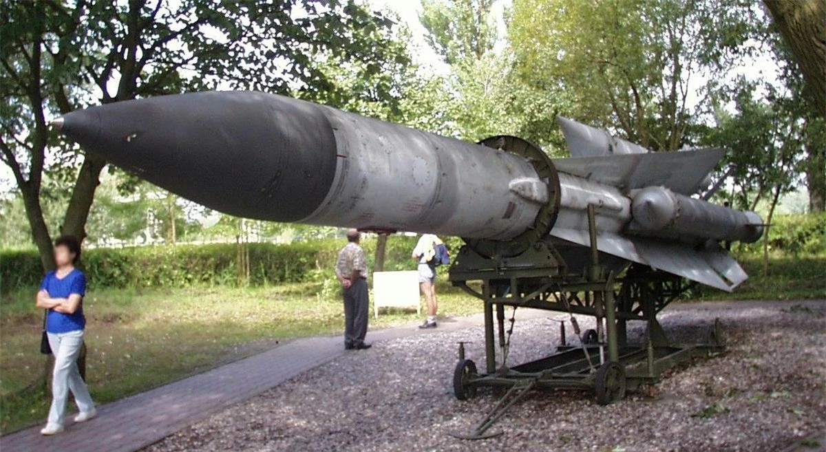 Thứ hai, bản thân tên lửa 5V28 của S-200 rất khó vận hành khi sử dụng nhiên liệu lỏng. Động cơ 5D12 của quả đạn để cung cấp đủ lực đẩy phải hoạt động nhờ hai hợp chất TG-02 và AK27.
