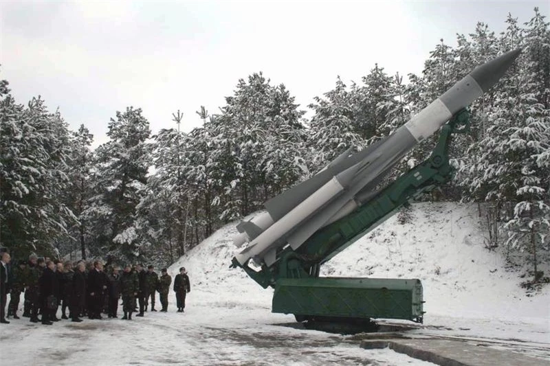 Thứ ba, mặc dù kích thước của tên lửa 5V28 là dài 10,8 mét và nặng 7,1 tấn, nhưng nó có đầu đạn chỉ nặng 220 kg, trong đó 90 kg là thuốc nổ, phần còn lại là mảnh văng, bởi vì nó vẫn là một tên lửa phòng không.