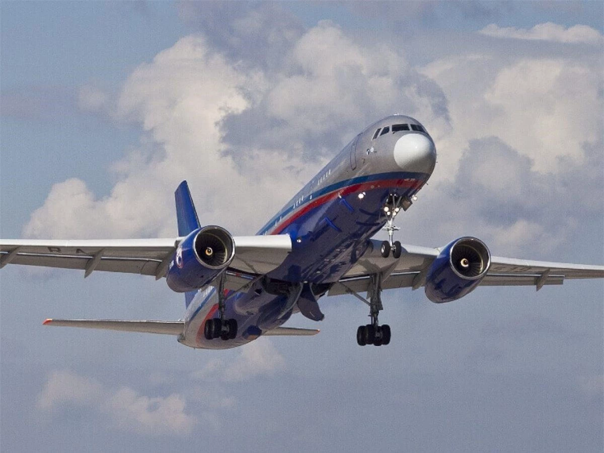 Những người chỉ trích Tu-214 vì khả năng cạnh tranh kém so với các máy bay hiện đại đã chỉ ra một số thiếu sót đáng kể của nó, do sự lỗi thời về mặt công nghệ.