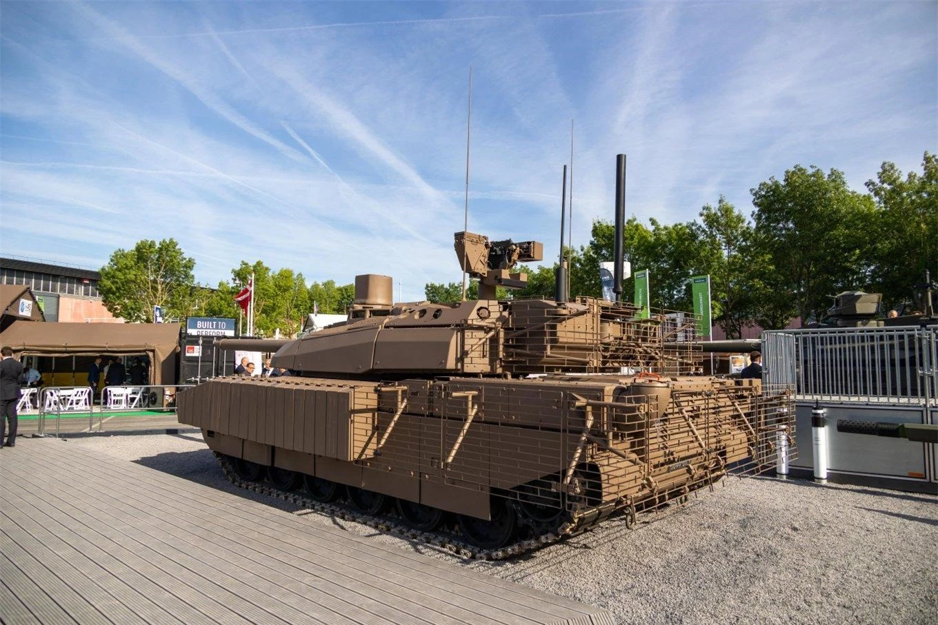Kế hoạch chung của Paris để tiến hành hiện đại hóa 122 chiếc Leclerc được tính toán cho đến năm 2025, 18 xe tăng đầu tiên cần được tăng cường cho lực lượng vũ trang Pháp vào năm 2023 hiện tại.