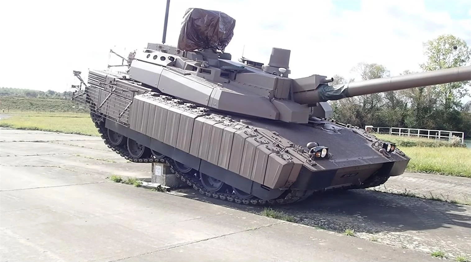 Cần lưu ý rằng không phải tất cả các xe tăng Leclerc XLR đều có thể nhận được giải pháp này. Nhưng đối với tương lai của chiếc MBT do Pháp chế tạo, khái niệm 