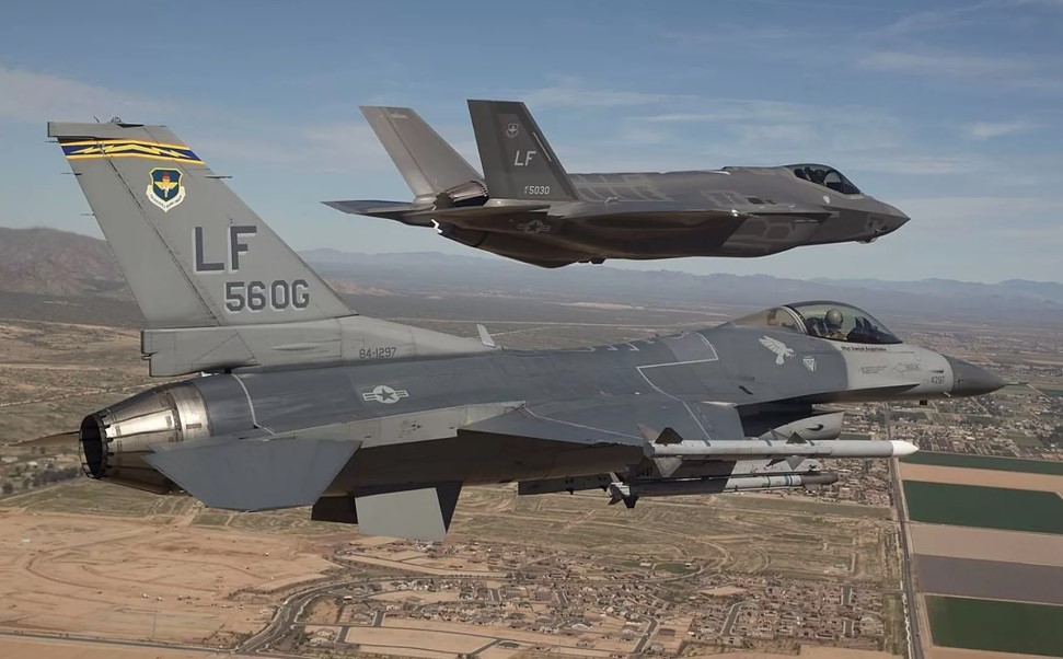 Mỹ điều tàu khu trục và máy bay chiến đấu tới eo biển Hormuz