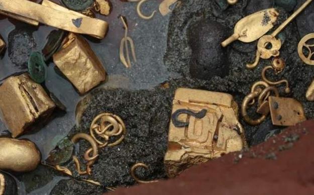 Máy xúc đào trúng khúc gỗ để lộ 'cục đá' lạ, chuyên gia lần theo manh mối tìm thấy kho báu