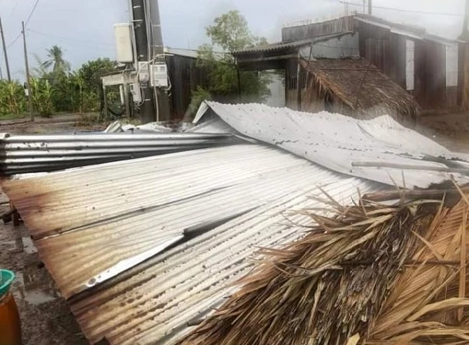 Giông lốc ảnh hưởng của bão số 1 gây nhiều thiệt hại cho người dân trên địa bàn tỉnh