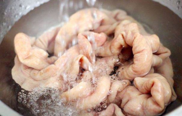 Lòng già chứa chất thải nên vô cùng hôi, muốn làm sạch cũng cần có bí quyết