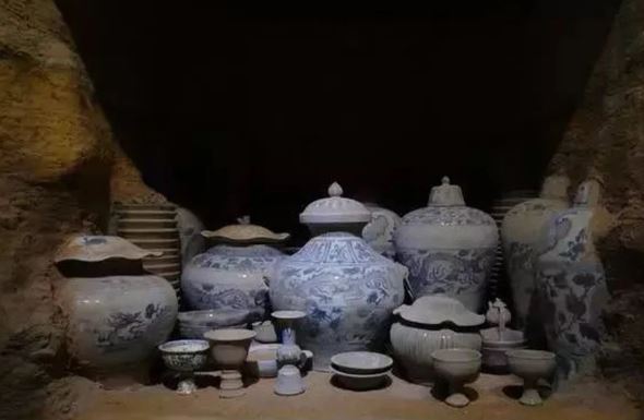 Công nhân cuốc đất thấy hơn 200 đồ vật, chuyên gia ước tính ít nhất 32.000 tỷ đồng