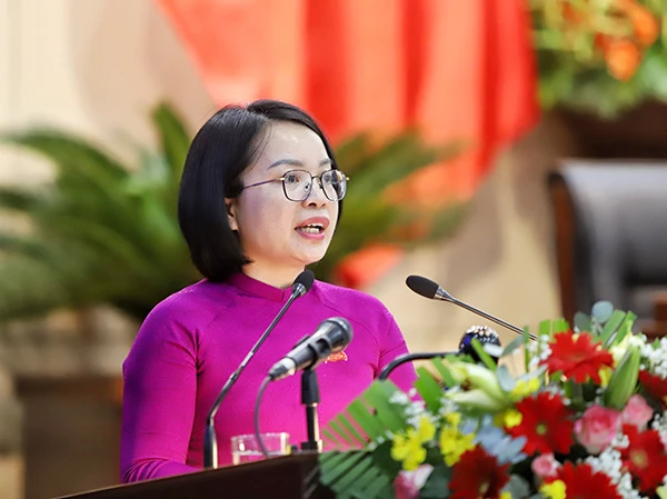 Bà Phan Thị Tuyết Nhung trình bày báo cáo thẩm tra của Ban Kinh tế - Ngân sách HĐND TP Đà Nẵng đối với đề xuất điều chỉnh tăng hệ số giá đất năm 2023.