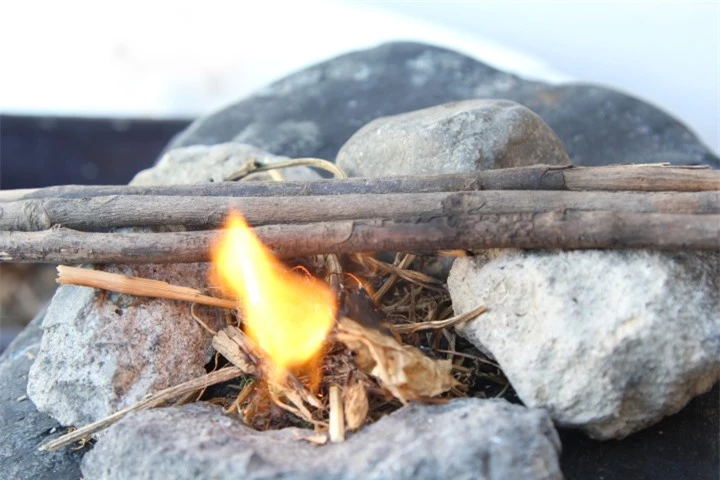 Có rất nhiều cách để tạo lửa, ví dụ như khi ma sát hai hòn đá lại với nhau cũng có thể lấy được lửa.