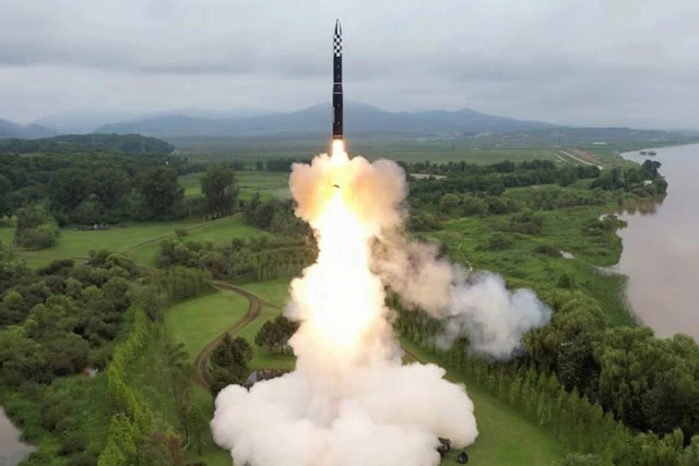 Triều Tiên bắn tên lửa đạn đạo sử dụng nhiên liệu rắn Hwasong-18 ngày 12-7. Ảnh: KCNA   