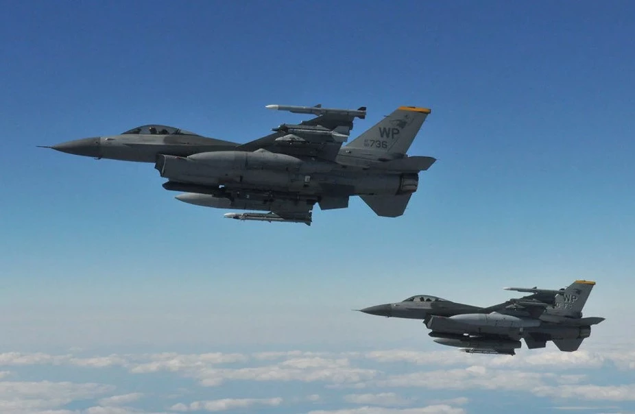 Máy bay chiến đấu F-16.