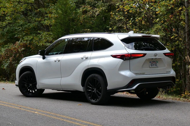 4. Toyota Highlander 2023 (giá khởi điểm: 37.775 USD).