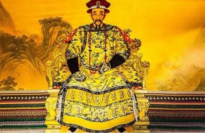 Long bào của hoàng đế Trung Hoa tinh xảo thế nào mà hơn 500 người thợ mất 3 năm mới hoàn thành?