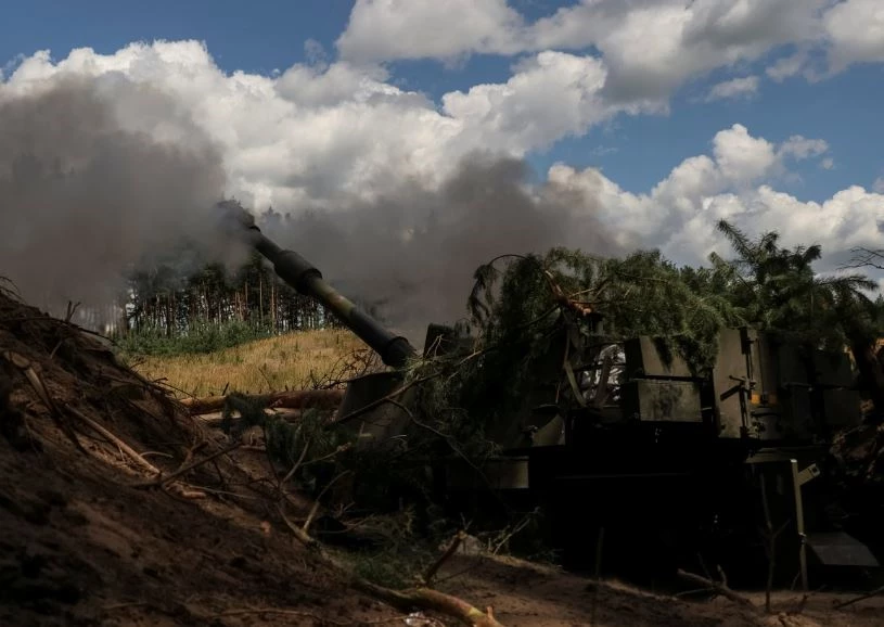 Binh lính Ukraine khai hỏa lựu pháo M109 về phía quân đội Nga gần Kupiansk thuộc Kharkiv. Ảnh: Reuters.