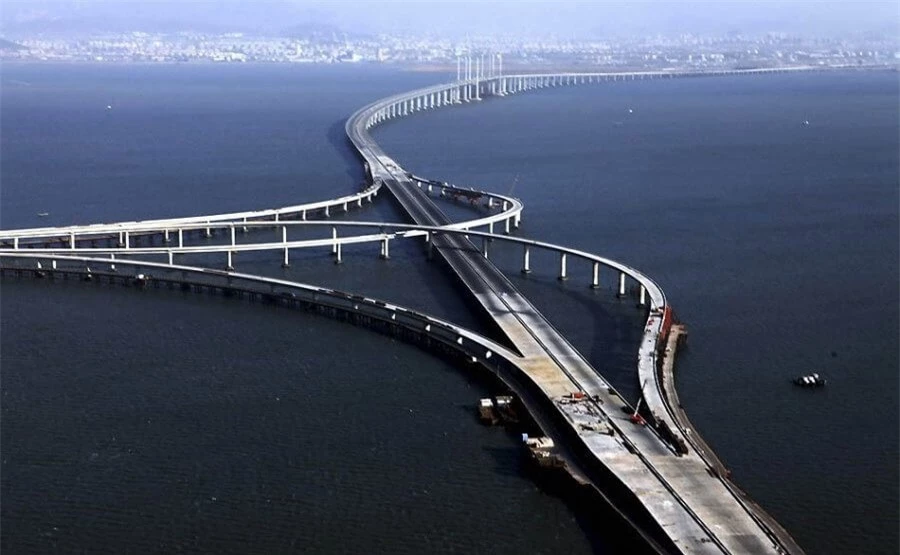 Cầu Đ&ocirc;ng Hải, Trung Quốc: được ho&agrave;n th&agrave;nh v&agrave;o năm 2005. Ảnh: Worldatlas.com