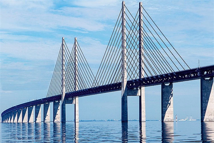 Cầu&nbsp;Oresund, nằm giữa l&ograve;ng đại dương bao la, tạo n&ecirc;n một khung cảnh tuyệt diệu. Ảnh: Vervemagazine