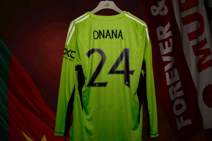Onana mặc áo số 24 ở Man Utd.