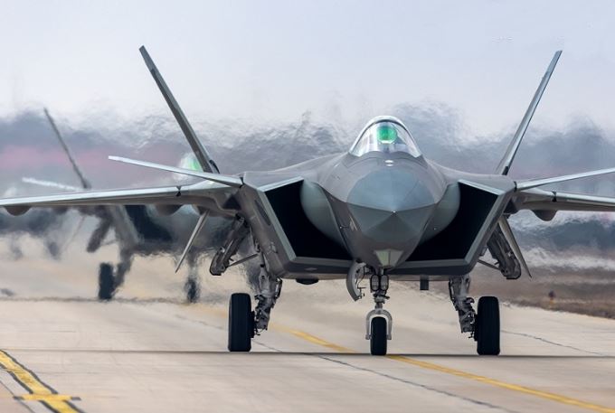 Quân sự thế giới hôm nay (21/7): Trung Quốc tăng cường trang bị máy bay chiến đấu J-20, Ukraine sử dụng đạn chùm