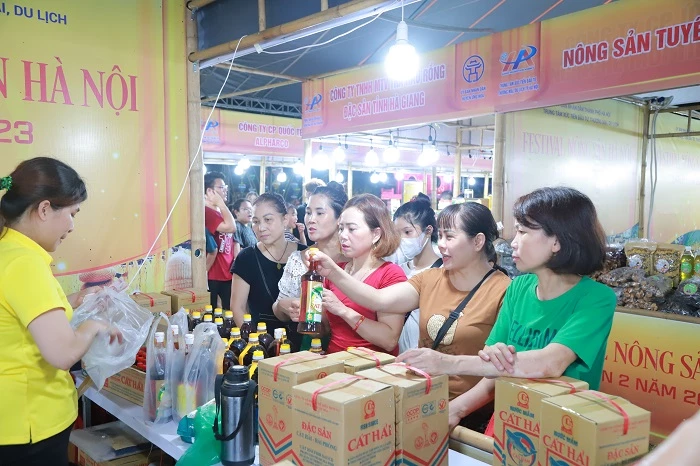 “Festival nông sản Hà Nội, lần 2, năm 2023” quy mô khoảng 120 gian hàng thu hút đông đảo người dân địa phương tham quan, mua sắm.