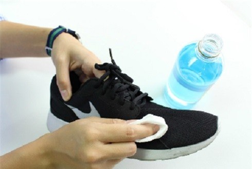 Cách đánh bay mùi hôi chân khi đi giày vào mùa hè ảnh 1