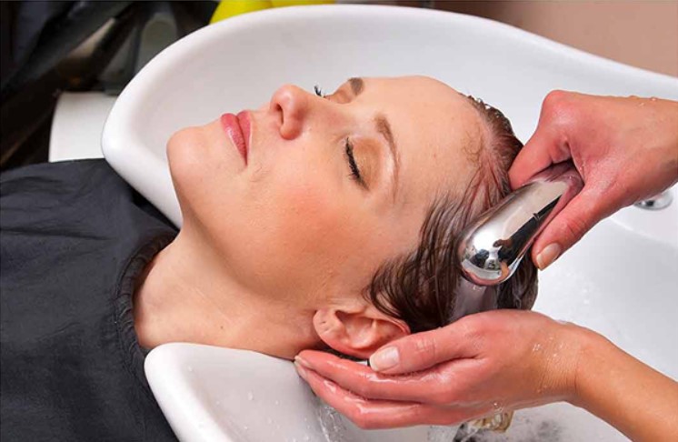 Đừng hỏi vì sao tóc rụng như trút nếu bạn cứ duy trì những thói quen sau