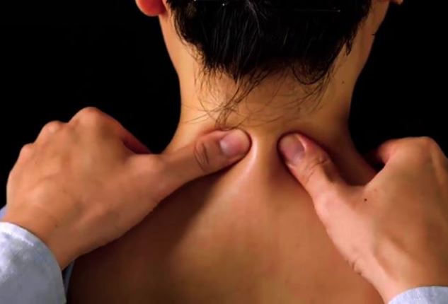 Cách xoa bóp, tập luyện chữa đau mỏi vai gáy ai cũng làm được tại nhà