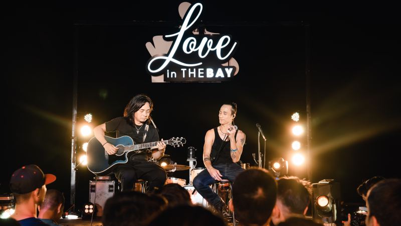 Khán giả đồng loạt không cho Bức Tường ra về khi biểu diễn trên du thuyền Vịnh Hạ Long