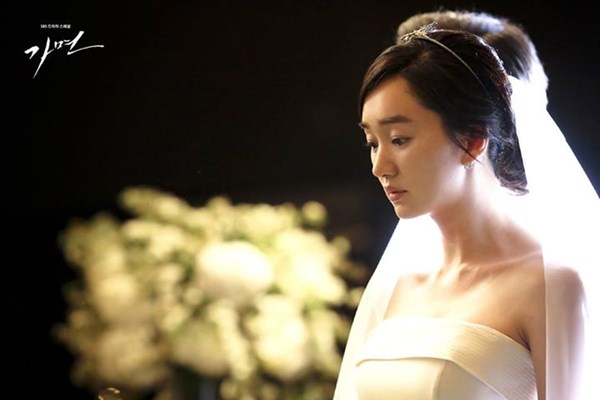 Cắn răng lấy người đáng tuổi chú để trừ nợ 600 triệu,ai ngờ đêm tân hôn cô dâu chết sững với màn ‘lộ mặt’